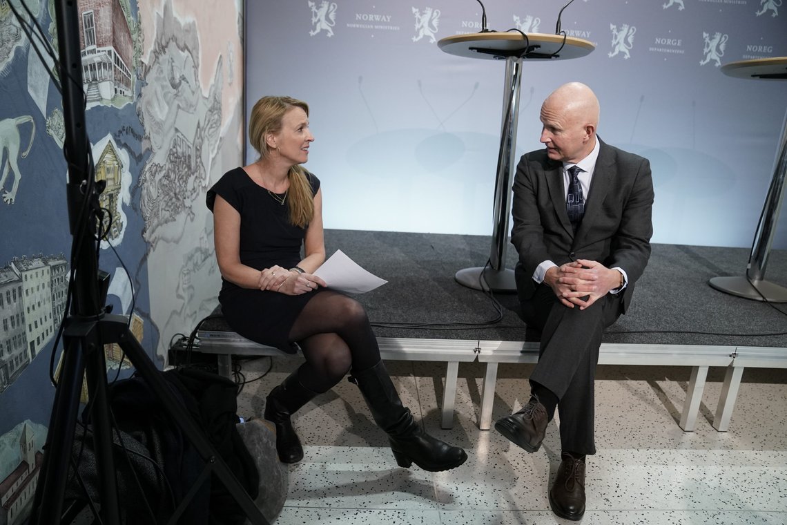 – Skal, skal ikke. Avdelingsdirektør Line Vold i FHI og helsedirektør Bjørn Guldvog i diskusjon i forbindelse med en pressekonferanse 1. desember om påvisningen av omikronvarianten av koronaviruset i Norge. Foto: Stian Lysberg Solum / NTB – Skal, skal ikke. Avdelingsdirektør Line Vold i FHI og helsedirektør Bjørn Guldvog i diskusjon i forbindelse med en pressekonferanse 1. desember om påvisningen av omikronvarianten av koronaviruset i Norge. Foto: Stian Lysberg Solum / NTB