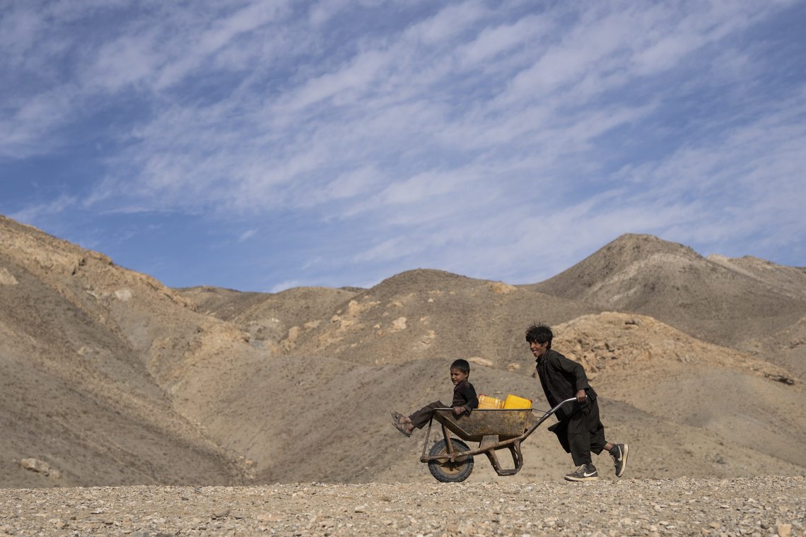 Afghanistan styrt av Taliban er rammet av matmangel, og FN frykter en større sultkatastrofe. Foto: Petros Giannakouris, AP / NTB. Afghanistan styrt av Taliban er rammet av matmangel, og FN frykter en større sultkatastrofe. Foto: Petros Giannakouris, AP / NTB.