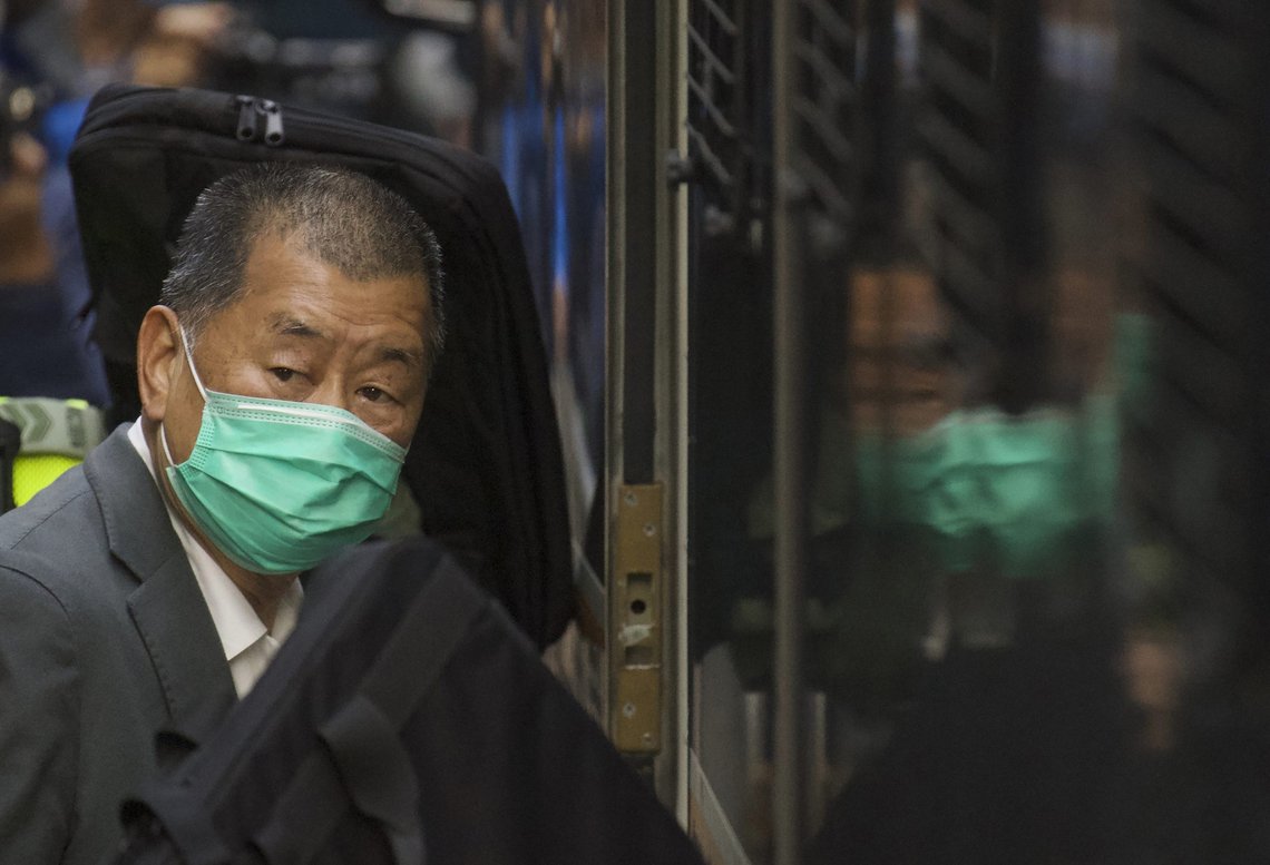Demokratiforkjemper Jimmy Lai utenfor en rettssal i Hongkong 1. februar i år, etter at han ble dømt til 13 måneders fengsel for å ha oppfordret til deltakelse i minnemarkeringen for massakrene på Tianmen-plassen i 1989. Arkivfoto: Vincent Yu / AP / NTB Demokratiforkjemper Jimmy Lai utenfor en rettssal i Hongkong 1. februar i år, etter at han ble dømt til 13 måneders fengsel for å ha oppfordret til deltakelse i minnemarkeringen for massakrene på Tianmen-plassen i 1989. Arkivfoto: Vincent Yu / AP / NTB