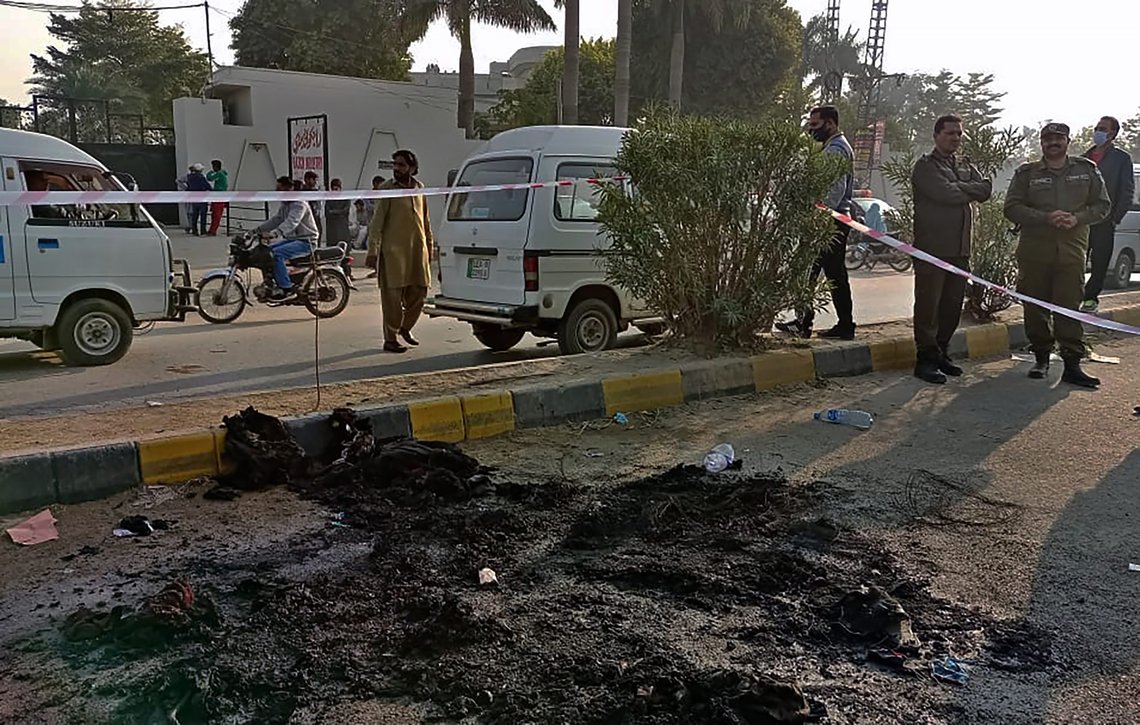 Politi står vakt ved stedet i Sialkot, Pakistan hvor en fabrikksjef fra Sri Lanka ble slått i hjel og satt fyr på av en gjeng med rasende muslimer som anklaget ham for blasfemi. Pakistan har dødsstraff for blasfemi mot islam. Foto: Shahid Akram, AP-NTB. Politi står vakt ved stedet i Sialkot, Pakistan hvor en fabrikksjef fra Sri Lanka ble slått i hjel og satt fyr på av en gjeng med rasende muslimer som anklaget ham for blasfemi. Pakistan har dødsstraff for blasfemi mot islam. Foto: Shahid Akram, AP-NTB.
