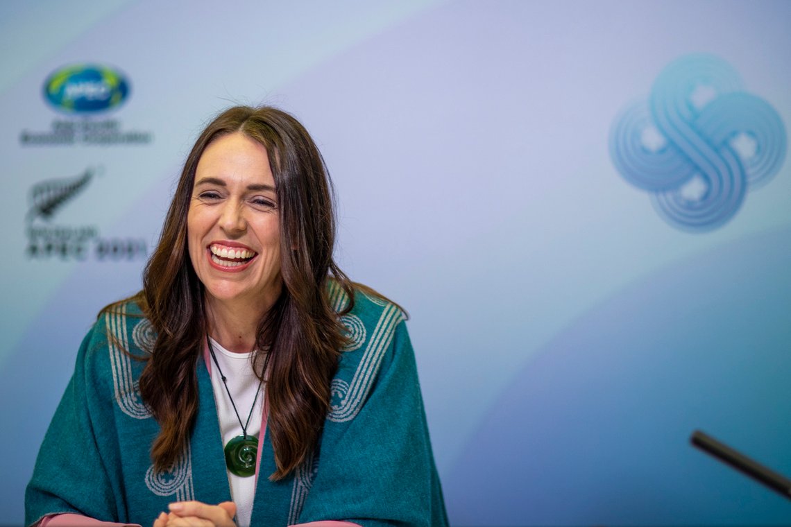 New Zealands statsminister Jacinda Ardern smiler mens hun stenger ned samfunnet og lover evig vaksinepress. Foto: Jeff Toulon / APEC 2021 via AP / NTB New Zealands statsminister Jacinda Ardern smiler mens hun stenger ned samfunnet og lover evig vaksinepress. Foto: Jeff Toulon / APEC 2021 via AP / NTB