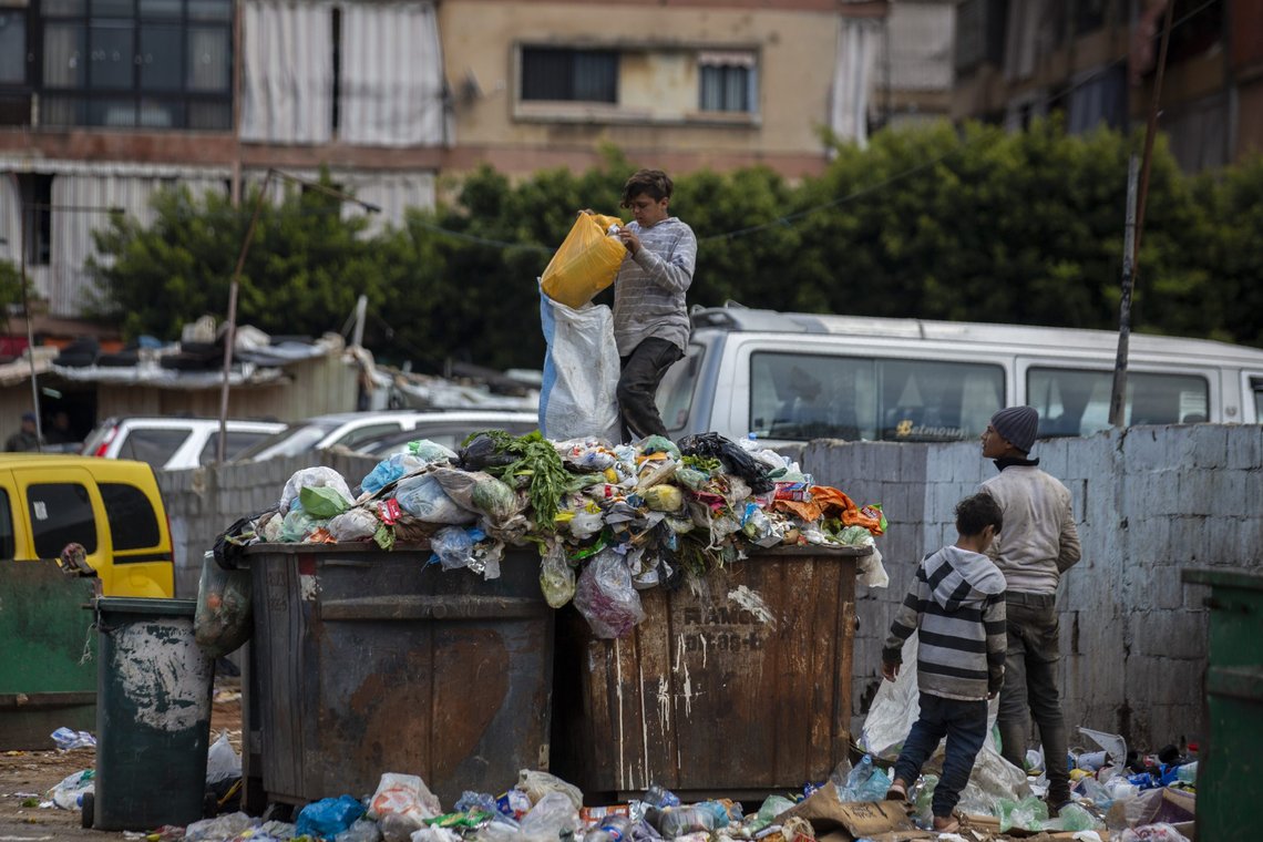 Barn leter i en søppelhaug ved et marked i Beirut. Den økonomiske krisen i landet har hatt dramatiske konsekvenser for Libanons yngste innbyggere. Arkivfoto: Hassan Ammar / AP / NTB Barn leter i en søppelhaug ved et marked i Beirut. Den økonomiske krisen i landet har hatt dramatiske konsekvenser for Libanons yngste innbyggere. Arkivfoto: Hassan Ammar / AP / NTB