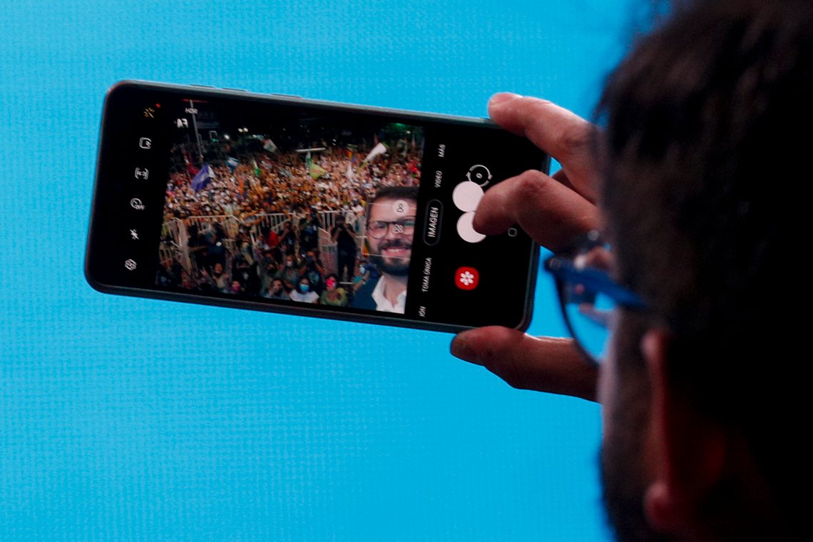 Chiles yngste president i moderne tid, Gabriel Boric tar en selfie med frammøtte tilhengere etter valgseieren søndag. Foto: Luis Hidalgo / AP / NTB Chiles yngste president i moderne tid, Gabriel Boric tar en selfie med frammøtte tilhengere etter valgseieren søndag. Foto: Luis Hidalgo / AP / NTB