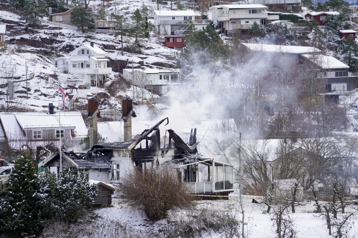 Det ryker fortsatt fra ruinene av et bolighus i Svelvik i Drammen kommune som ble totalskadd i brann natt til mandag. En familie på fire er fortsatt savnet. Foto: Terje Bendiksby / NTB Det ryker fortsatt fra ruinene av et bolighus i Svelvik i Drammen kommune som ble totalskadd i brann natt til mandag. En familie på fire er fortsatt savnet. Foto: Terje Bendiksby / NTB