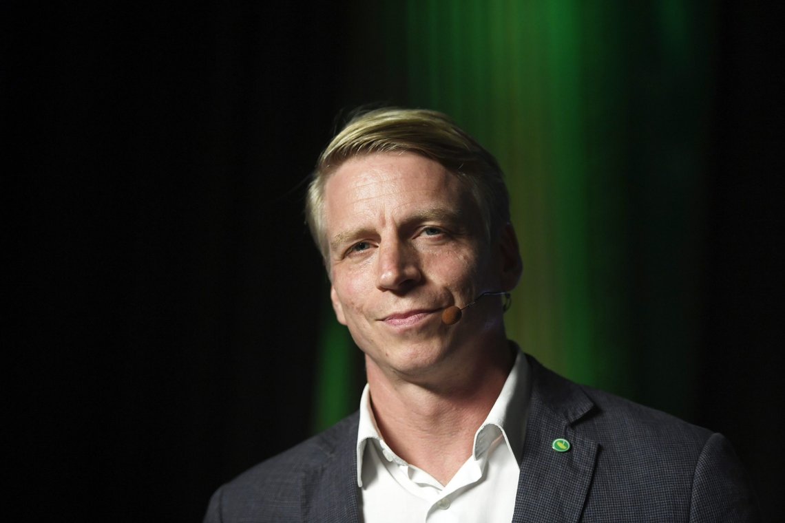 Miljöpartiets Per Bolund (MP) i et skjær av grønt. Vindkraft er det eneste som kan redde svensk energiforsyning, sier han. Foto: Maja Suslin / TT / NTB Miljöpartiets Per Bolund (MP) i et skjær av grønt. Vindkraft er det eneste som kan redde svensk energiforsyning, sier han. Foto: Maja Suslin / TT / NTB