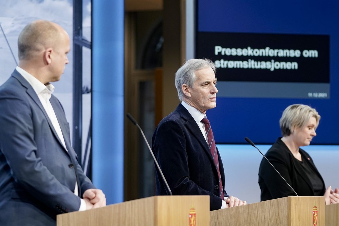 Regjeringen med statsminister Jonas Gahr Støre (Ap), finansminister Trygve Slagsvold Vedum (Sp) og olje- og energiminister Marte Mjøs Persen (Ap) legger fram en ordning som kan hjelpe folk med strømprisen. Foto: Terje Pedersen / NTB Regjeringen med statsminister Jonas Gahr Støre (Ap), finansminister Trygve Slagsvold Vedum (Sp) og olje- og energiminister Marte Mjøs Persen (Ap) legger fram en ordning som kan hjelpe folk med strømprisen. Foto: Terje Pedersen / NTB