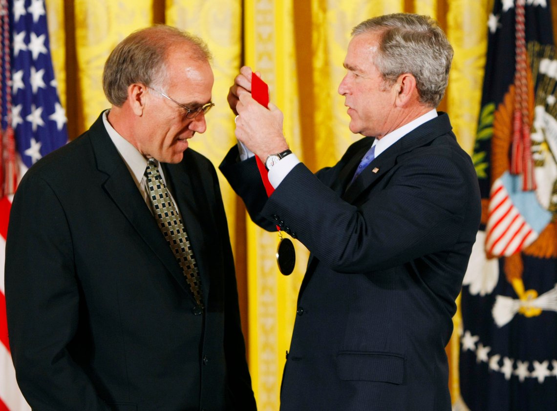 Victor Davis Hanson stemte på George W. Bush to ganger, etter at han tidligere var en registrert Demokrat. Her blir Hanson tildelt National Humanities Medal av Bush i 2007. Foto: AP/ Gerald Herbert/ NTB Victor Davis Hanson stemte på George W. Bush to ganger, etter at han tidligere var en registrert Demokrat. Her blir Hanson tildelt National Humanities Medal av Bush i 2007. Foto: AP/ Gerald Herbert/ NTB