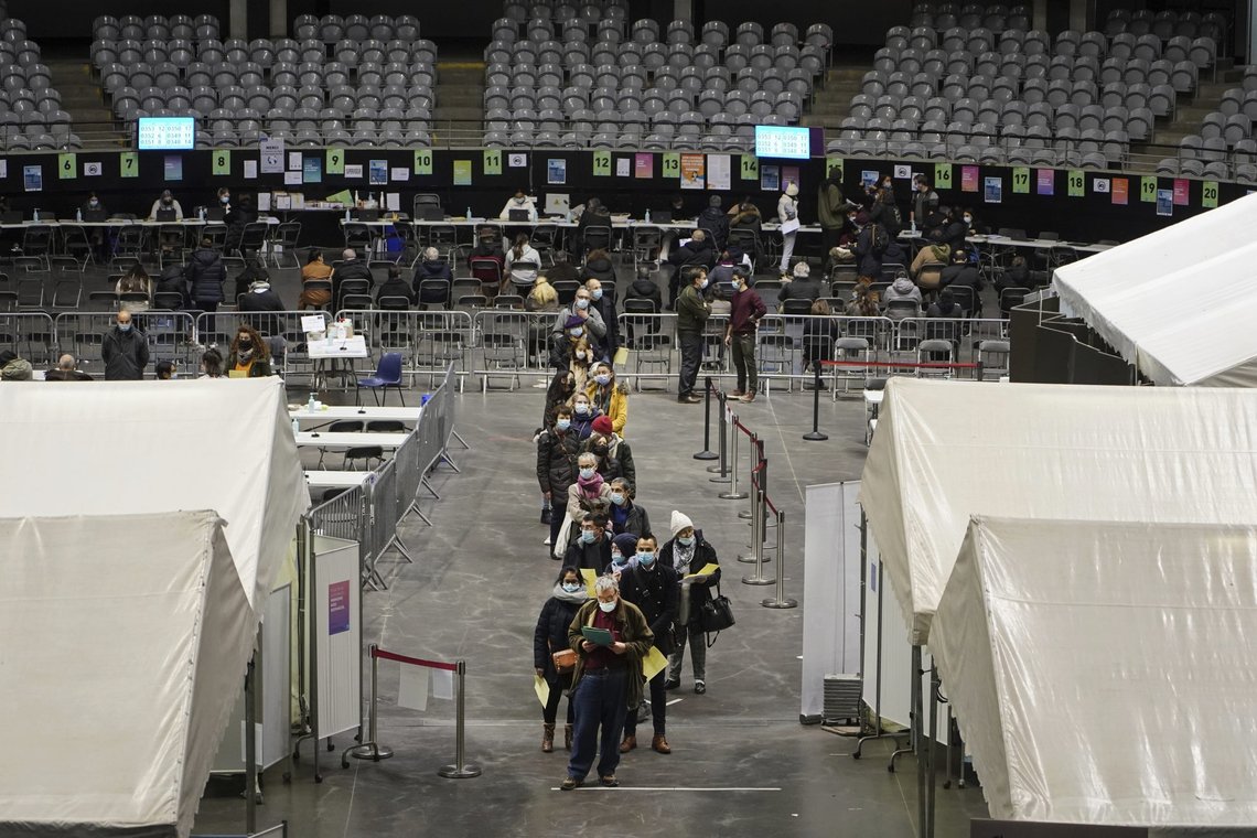 Vaksinasjonskø i Lyon i Frankrike lørdag. Foto: Laurent Cipriani / AP / NTB Vaksinasjonskø i Lyon i Frankrike lørdag. Foto: Laurent Cipriani / AP / NTB