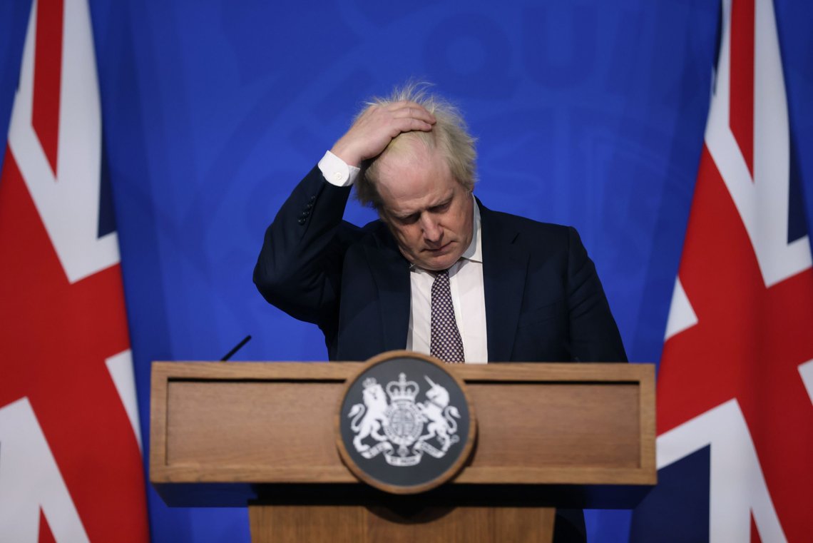 Storbritannias statsminister Boris Johnson har hatt en stressende desembermåned med flere politiske skandaler. Foto: Hollie Adams / AP / NTB Storbritannias statsminister Boris Johnson har hatt en stressende desembermåned med flere politiske skandaler. Foto: Hollie Adams / AP / NTB