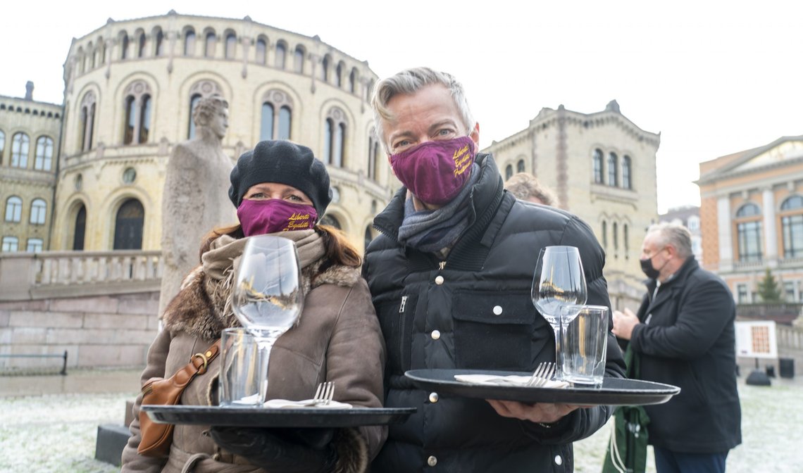 Ingunn Suarez og Sverre Sivertsen fra Brasseri France under demonstrasjon på Eidsvolds plass for bedre kompensasjonsordning til restaurant, bar, hotell og uteliv. Foto: Terje Pedersen / NTB Ingunn Suarez og Sverre Sivertsen fra Brasseri France under demonstrasjon på Eidsvolds plass for bedre kompensasjonsordning til restaurant, bar, hotell og uteliv. Foto: Terje Pedersen / NTB