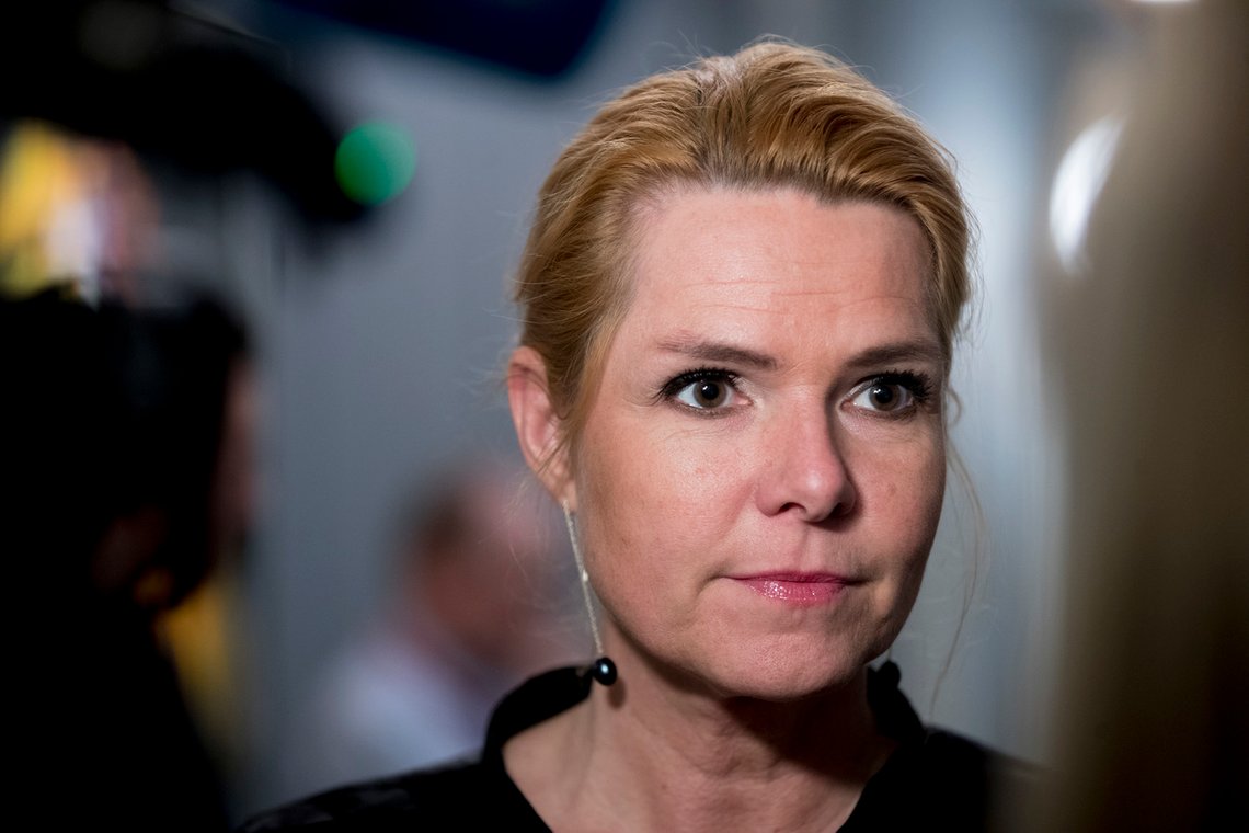 Danmarks tidligere innvandringsminister Inger Støjberg ble kastet ut av Folketinget etter å ha blitt dømt i riksrett for å ha gitt en ulovlig instruks. Dansk redaktør mener Støjberg drev med symbolpolitikk da hun skilte barnebruder fra sine ektemenn. Foto: Vidar Ruud / NTB Danmarks tidligere innvandringsminister Inger Støjberg ble kastet ut av Folketinget etter å ha blitt dømt i riksrett for å ha gitt en ulovlig instruks. Dansk redaktør mener Støjberg drev med symbolpolitikk da hun skilte barnebruder fra sine ektemenn. Foto: Vidar Ruud / NTB