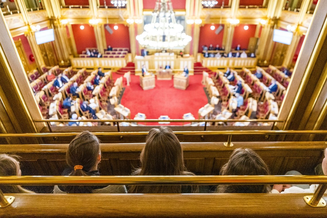 Tilhørere på galleriet når statsminister Jonas Gahr Støre (Ap) deltar i sin første muntlige spørretime som statsminister på Stortinget i Oslo. Foto: Håkon Mosvold Larsen / NTB Tilhørere på galleriet når statsminister Jonas Gahr Støre (Ap) deltar i sin første muntlige spørretime som statsminister på Stortinget i Oslo. Foto: Håkon Mosvold Larsen / NTB