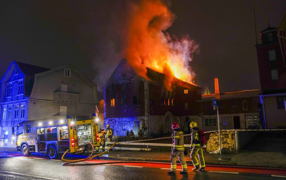 Den gamle brannstasjonen i Haugesund sentrum fikk store skader i en brann fredag kveld. Natt til lørdag hadde brannmannskapene kontroll. Foto: Jan Kåre Ness / NTB Den gamle brannstasjonen i Haugesund sentrum fikk store skader i en brann fredag kveld. Natt til lørdag hadde brannmannskapene kontroll. Foto: Jan Kåre Ness / NTB