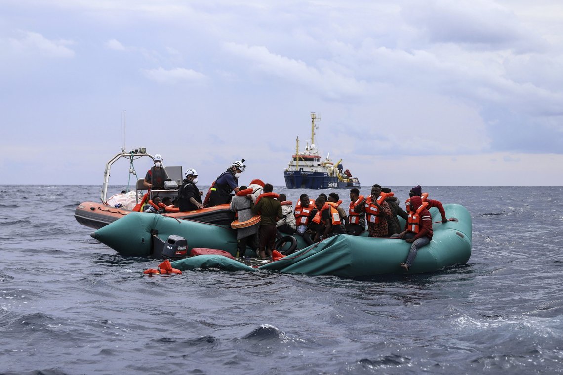 Illegale migranter plukkes opp av den private redningstjenesten Sea-Watch. Foto: Valeria Mongelli, AP-NTB. Illegale migranter plukkes opp av den private redningstjenesten Sea-Watch. Foto: Valeria Mongelli, AP-NTB.