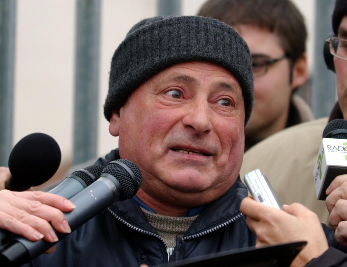 Graziano Mesina snakker med journalister på vei ut av fengselet i Voghera i 2004. Foto: Antonio Calanni / AP / NTB Graziano Mesina snakker med journalister på vei ut av fengselet i Voghera i 2004. Foto: Antonio Calanni / AP / NTB
