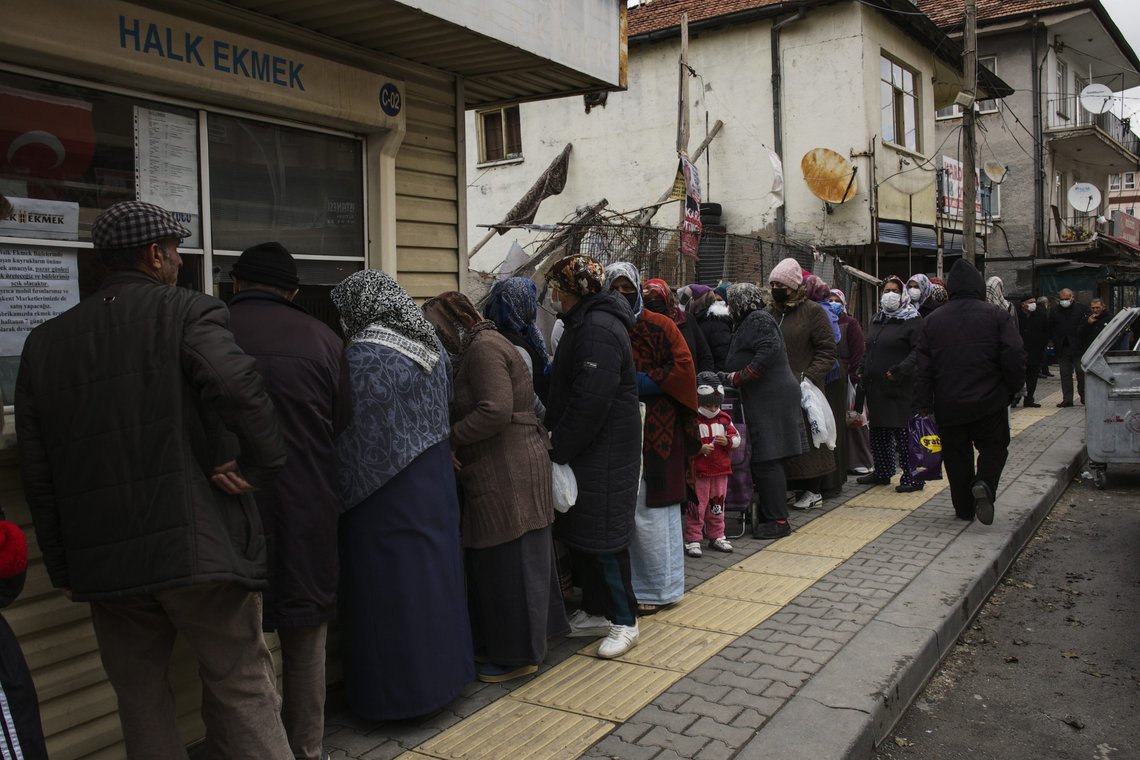 Tyrkere står i kø for å kjøpe brød i en kiosk i forstaden Mamak utenfor Ankara. Prisene på nødvendige varer har steget kraftig som følge av inflasjonen i landet. Foto: Burhan Ozblici / AP / NTB Tyrkere står i kø for å kjøpe brød i en kiosk i forstaden Mamak utenfor Ankara. Prisene på nødvendige varer har steget kraftig som følge av inflasjonen i landet. Foto: Burhan Ozblici / AP / NTB