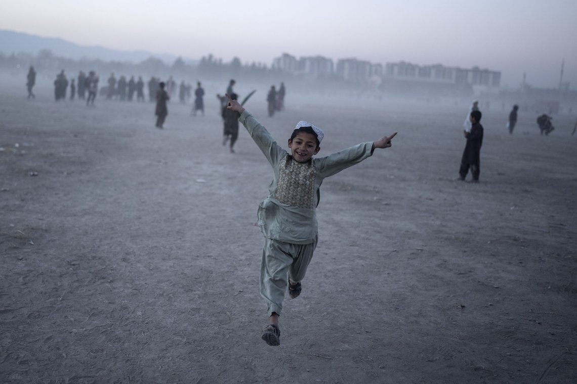 En ung gutt feirer under en cricketkamp i en park i Kabul. Foto: Petros Giannakouris / AP / NTB En ung gutt feirer under en cricketkamp i en park i Kabul. Foto: Petros Giannakouris / AP / NTB