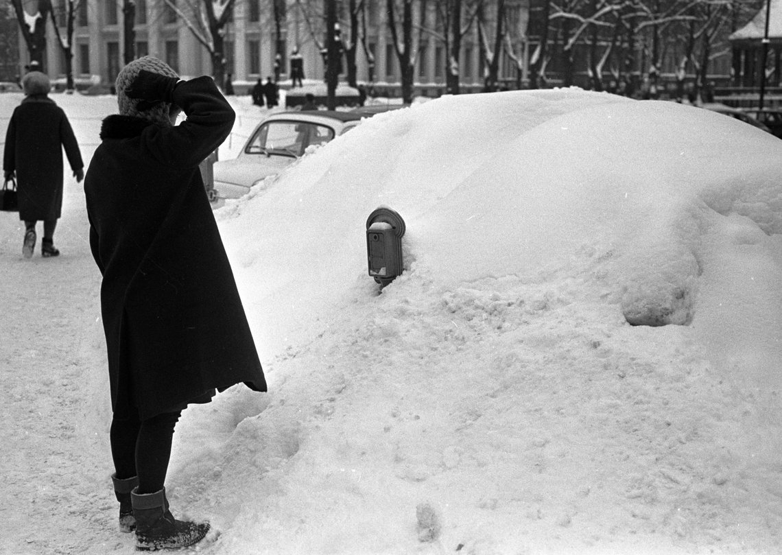 Fra den tiden det gikk an å parkere i Oslo gater. I januar 1968 førte store snøfall på utfordringer av ymse slag. Er dette min bil tro? Vanskelig å si, når det bare er parkometeret som synes! Velrenommerte solforskere hevder at vi går mot en mini-istid i løpet av dette århundret, så at vi får store snøfall burde ikke overraske noen, politikerne unntatt. Foto: NTB Fra den tiden det gikk an å parkere i Oslo gater. I januar 1968 førte store snøfall på utfordringer av ymse slag. Er dette min bil tro? Vanskelig å si, når det bare er parkometeret som synes! Velrenommerte solforskere hevder at vi går mot en mini-istid i løpet av dette århundret, så at vi får store snøfall burde ikke overraske noen, politikerne unntatt. Foto: NTB