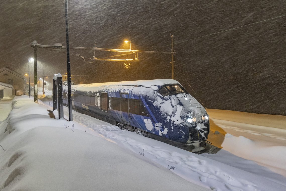 Torsdag skaper fortsatt snøen og været problemer for Sørlandsbanen. Onsdag kveld sto togene flere steder, som her på Gjerstad stasjon øst i Agder. Et godstog hadde satt seg fast i snøen og da sto togene andre steder. Foto: Tor Erik Schrøder / NTB Torsdag skaper fortsatt snøen og været problemer for Sørlandsbanen. Onsdag kveld sto togene flere steder, som her på Gjerstad stasjon øst i Agder. Et godstog hadde satt seg fast i snøen og da sto togene andre steder. Foto: Tor Erik Schrøder / NTB