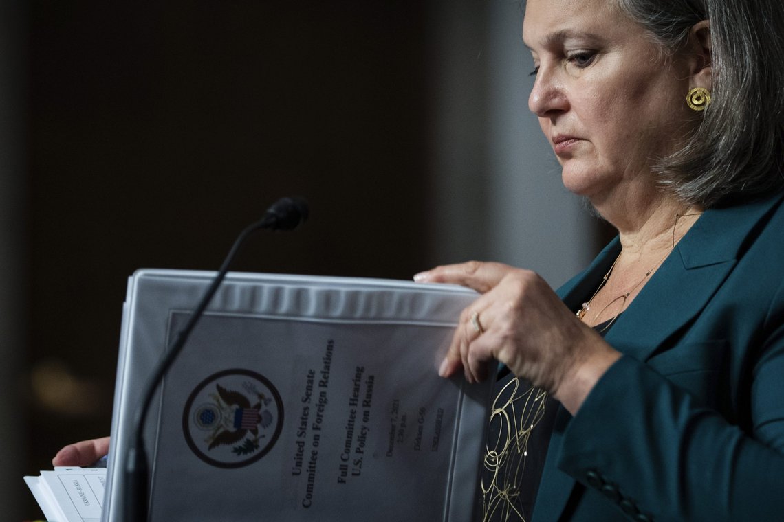 Victoria Nuland har vært en av de verste når det gjelder Ukraina og hun har fremdeles styringen. Victoria Nuland, Under Secretary of State for Political Affairs, looks at a binder during a Senate Foreign Relations hearing to examine U.S.-Russia policy at the U.S. Capitol in Washington, Tuesday, Dec. 7, 2021. (Sarahbeth Maney/The New York Times via AP, Pool)/NTB Victoria Nuland har vært en av de verste når det gjelder Ukraina og hun har fremdeles styringen. Victoria Nuland, Under Secretary of State for Political Affairs, looks at a binder during a Senate Foreign Relations hearing to examine U.S.-Russia policy at the U.S. Capitol in Washington, Tuesday, Dec. 7, 2021. (Sarahbeth Maney/The New York Times via AP, Pool)/NTB