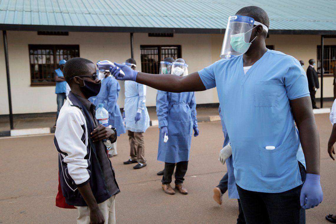 En flyktning fra Burundi sjekkes for Covid i en flyktningleir i Rwanda. Nå er Norge kanskje neste stoppested. Foto: AP /Berthier Mugiraneza /NTB En flyktning fra Burundi sjekkes for Covid i en flyktningleir i Rwanda. Nå er Norge kanskje neste stoppested. Foto: AP /Berthier Mugiraneza /NTB