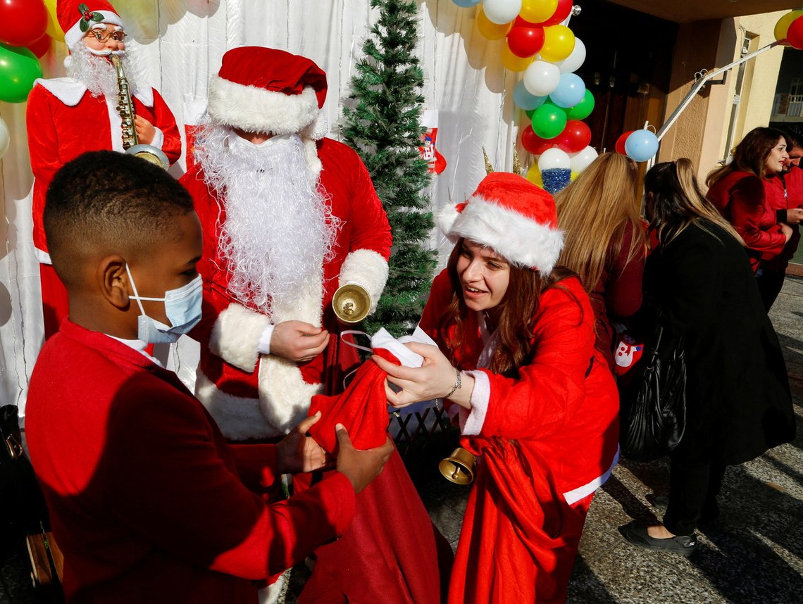Julefeiring i Baghdad. Stadig flere muslimske irakere feirer jul, men mange av disse opplever feiringen som en måte å markere inngangen til det nye året på. Foto: REUTERS/ Ahmed Saad/ NTB Julefeiring i Baghdad. Stadig flere muslimske irakere feirer jul, men mange av disse opplever feiringen som en måte å markere inngangen til det nye året på. Foto: REUTERS/ Ahmed Saad/ NTB