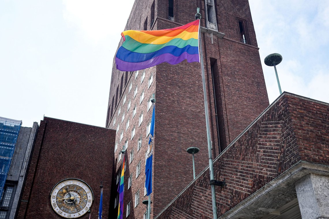 Regnbueflagget heist ved Oslo rådhus på første dag av Oslo Pride i juni 2021. Foto: Fredrik Hagen / NTB Regnbueflagget heist ved Oslo rådhus på første dag av Oslo Pride i juni 2021. Foto: Fredrik Hagen / NTB