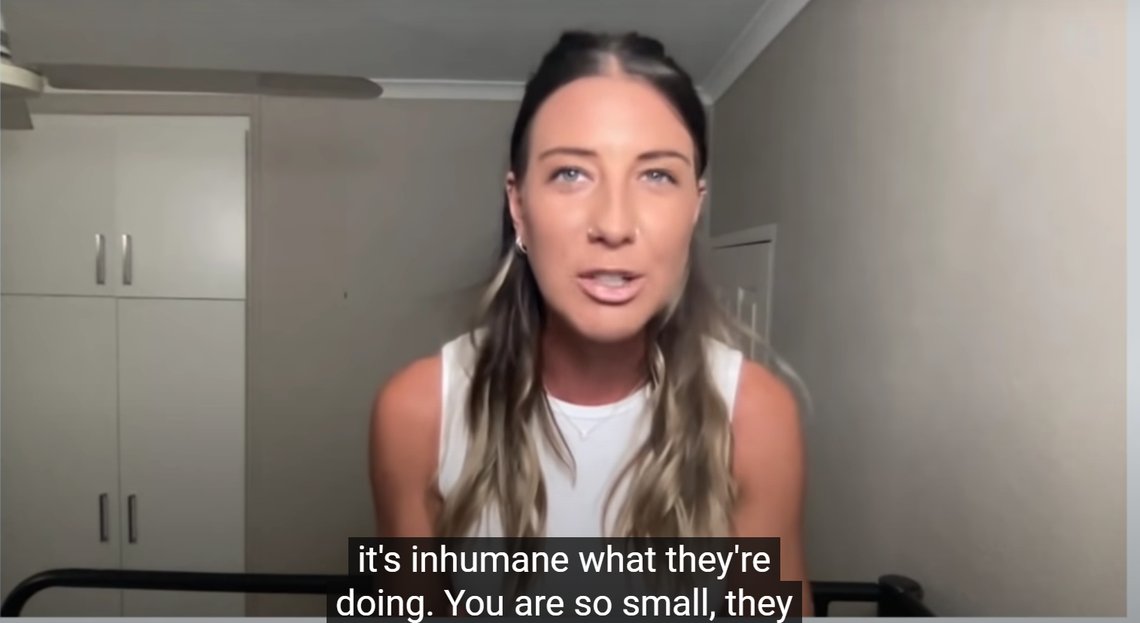 Hayley Hodgson (26) mistet deltidsjobben da hun ble satt i en australsk interneringsleir for "mulig covid-smittede". Skjermdump: UnHerd Hayley Hodgson (26) mistet deltidsjobben da hun ble satt i en australsk interneringsleir for "mulig covid-smittede". Skjermdump: UnHerd