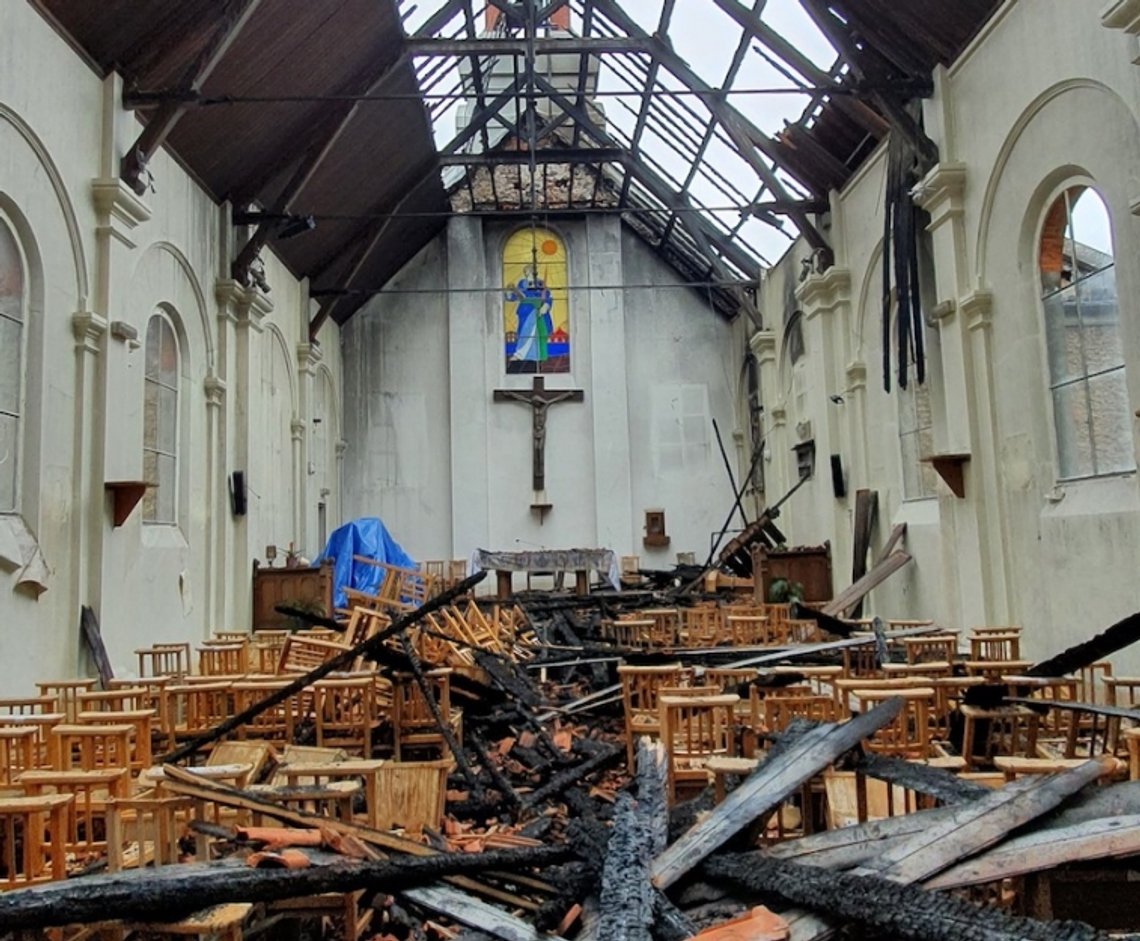 Den 4. juli 2020 ble St. Paul kirken i Corbeil-Essonnes, en forstad til Paris, ødelagt av en brann. Offisielt ble brannen forklart med en gasslekkasje forårsaket av husløse, men flere av menighetens hovedsaklig polske medlemmer betviler denne forklaringen. Bildet brukes av OIDOC som et eksempel på økende forfølgelse og hatkriminalitet mot kristne i Europa. Foto: Facebook Parish St. Paul Den 4. juli 2020 ble St. Paul kirken i Corbeil-Essonnes, en forstad til Paris, ødelagt av en brann. Offisielt ble brannen forklart med en gasslekkasje forårsaket av husløse, men flere av menighetens hovedsaklig polske medlemmer betviler denne forklaringen. Bildet brukes av OIDOC som et eksempel på økende forfølgelse og hatkriminalitet mot kristne i Europa. Foto: Facebook Parish St. Paul