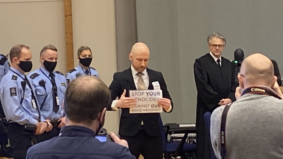 Anders Behring Breivik da han ankommer rettssalen. Foto: Rebecca Mistereggen / Document Anders Behring Breivik da han ankommer rettssalen. Foto: Rebecca Mistereggen / Document