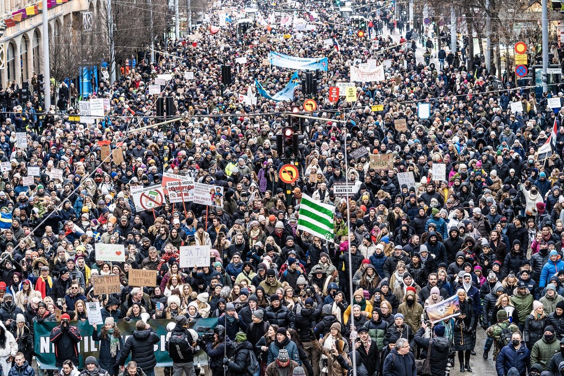 Lørdagens demonstrasjon mot vaksinepass samlet opp til 18.000 deltakere i Stockholm, ifølge nye estimater.
Foto: Viktor Thorell Lørdagens demonstrasjon mot vaksinepass samlet opp til 18.000 deltakere i Stockholm, ifølge nye estimater.
Foto: Viktor Thorell