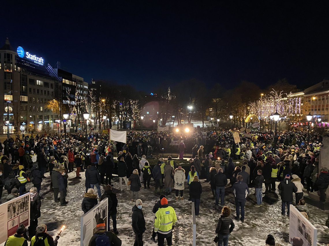 Stort oppmøte foran Stortinget da "Vi som krever billigere strøm" arrangerte demonstrasjon 20/1-22. Foto: Kent Andersen Stort oppmøte foran Stortinget da "Vi som krever billigere strøm" arrangerte demonstrasjon 20/1-22. Foto: Kent Andersen