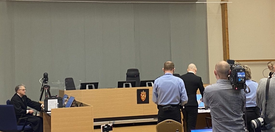 Anders Behring Breivik inntar vitneboksen or andre gang tirsdag. Foto: Rebecca Mistereggen / Document Anders Behring Breivik inntar vitneboksen or andre gang tirsdag. Foto: Rebecca Mistereggen / Document