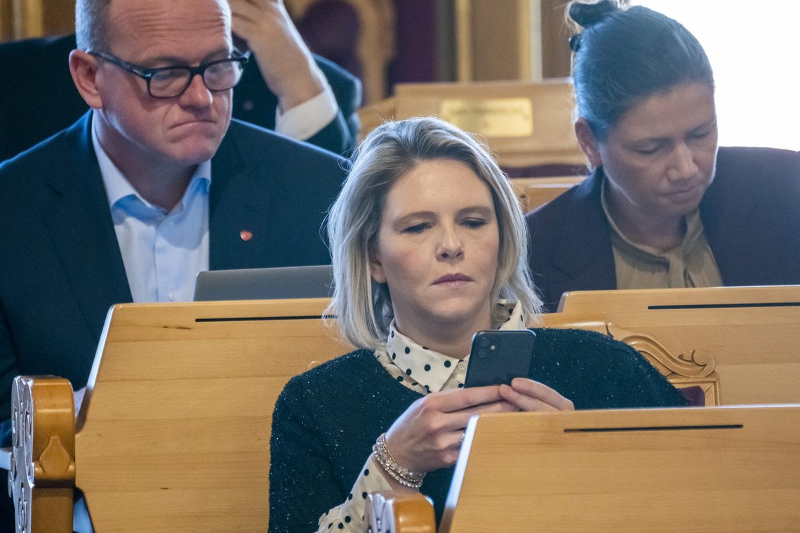 Oslo 20211202.
Frp leder Sylvi Listhaug ser på sin iphone under l finansdebatten i Stortinget torsdag.
Foto: Heiko Junge / NTB Oslo 20211202.
Frp leder Sylvi Listhaug ser på sin iphone under l finansdebatten i Stortinget torsdag.
Foto: Heiko Junge / NTB