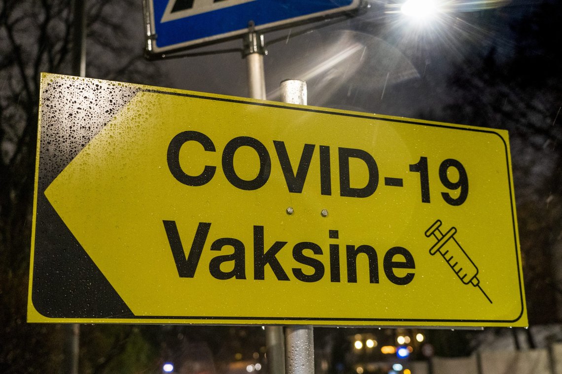 Mange norske sykehus har opprettet egne vaksinestasjoner som denne ved Lovisenberg sykehus i Oslo. Når tallet på innleggelser som en følge av bivirkninger overgår en fjerdedel av de som er innlagt med/av Covid-19, burde det kanskje opprettes egne avdelinger for de med bivirkninger også. Foto: Terje Pedersen / NTB, Mange norske sykehus har opprettet egne vaksinestasjoner som denne ved Lovisenberg sykehus i Oslo. Når tallet på innleggelser som en følge av bivirkninger overgår en fjerdedel av de som er innlagt med/av Covid-19, burde det kanskje opprettes egne avdelinger for de med bivirkninger også. Foto: Terje Pedersen / NTB,