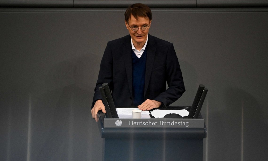 Tysklands helseminister Karl Lauterbach mener vaksinetvang er nødvendig for å komme ut av pandemien. Foto: Tobias SCHWARZ/ AFP/ NTB Tysklands helseminister Karl Lauterbach mener vaksinetvang er nødvendig for å komme ut av pandemien. Foto: Tobias SCHWARZ/ AFP/ NTB