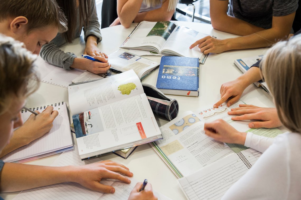 Vårens avgangselever i videregående skole rakk kun å oppleve ett normalt semester før pandemien brøt ut. Også i år bør eksamen avlyses, mener Elevorganisasjonen. Illustrasjonsfoto: Berit Roald / NTB Vårens avgangselever i videregående skole rakk kun å oppleve ett normalt semester før pandemien brøt ut. Også i år bør eksamen avlyses, mener Elevorganisasjonen. Illustrasjonsfoto: Berit Roald / NTB