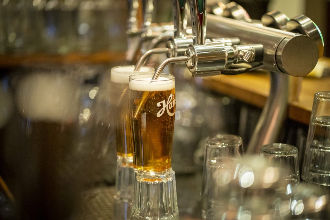 To halvlitere med Hansa øl blir tappet på Sagene lunsjbar i Oslo siste kveld før skjenkestoppen ble innført over hele landet natt til onsdag 15. desember. Foto: Heiko Junge / NTB To halvlitere med Hansa øl blir tappet på Sagene lunsjbar i Oslo siste kveld før skjenkestoppen ble innført over hele landet natt til onsdag 15. desember. Foto: Heiko Junge / NTB