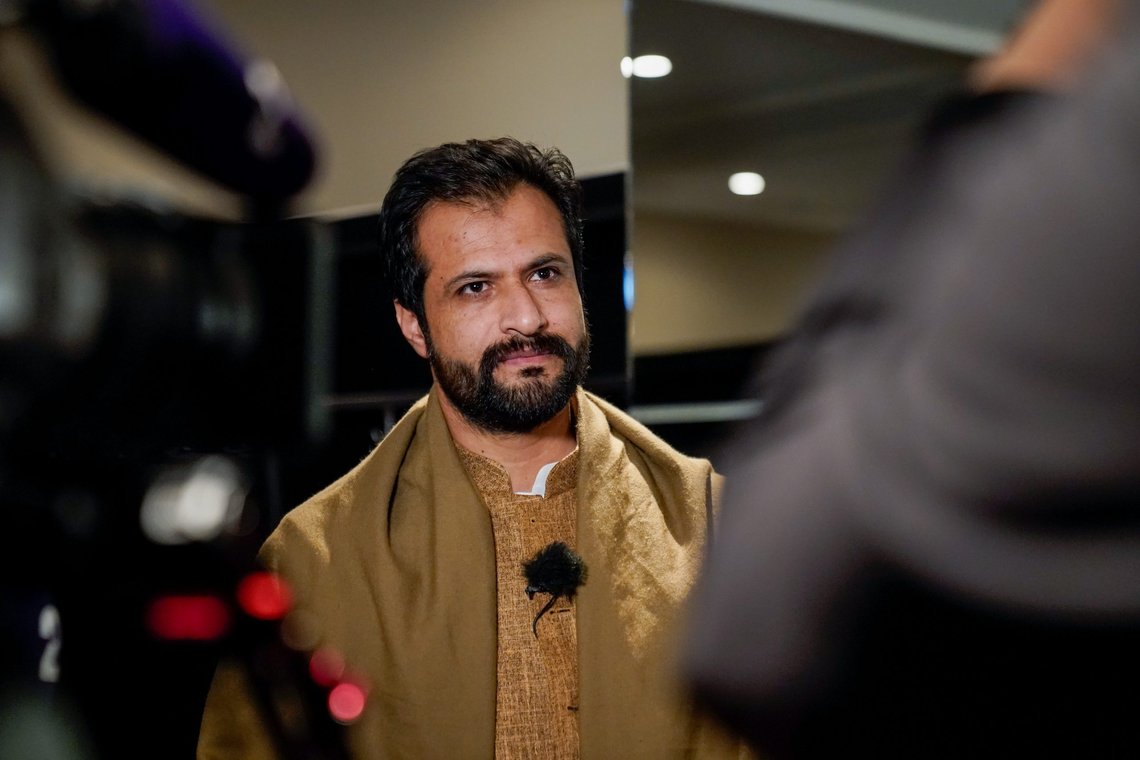 Oslo 20220123.
Shafi Azam snakker med media på Soria Moria hotell i Oslo. Representanter for Taliban er på besøk i Norge for og ha samtaler med vestlige representanter om menneskerettigheter og nødhjelp.
Foto: Torstein Bøe / NTB Oslo 20220123.
Shafi Azam snakker med media på Soria Moria hotell i Oslo. Representanter for Taliban er på besøk i Norge for og ha samtaler med vestlige representanter om menneskerettigheter og nødhjelp.
Foto: Torstein Bøe / NTB