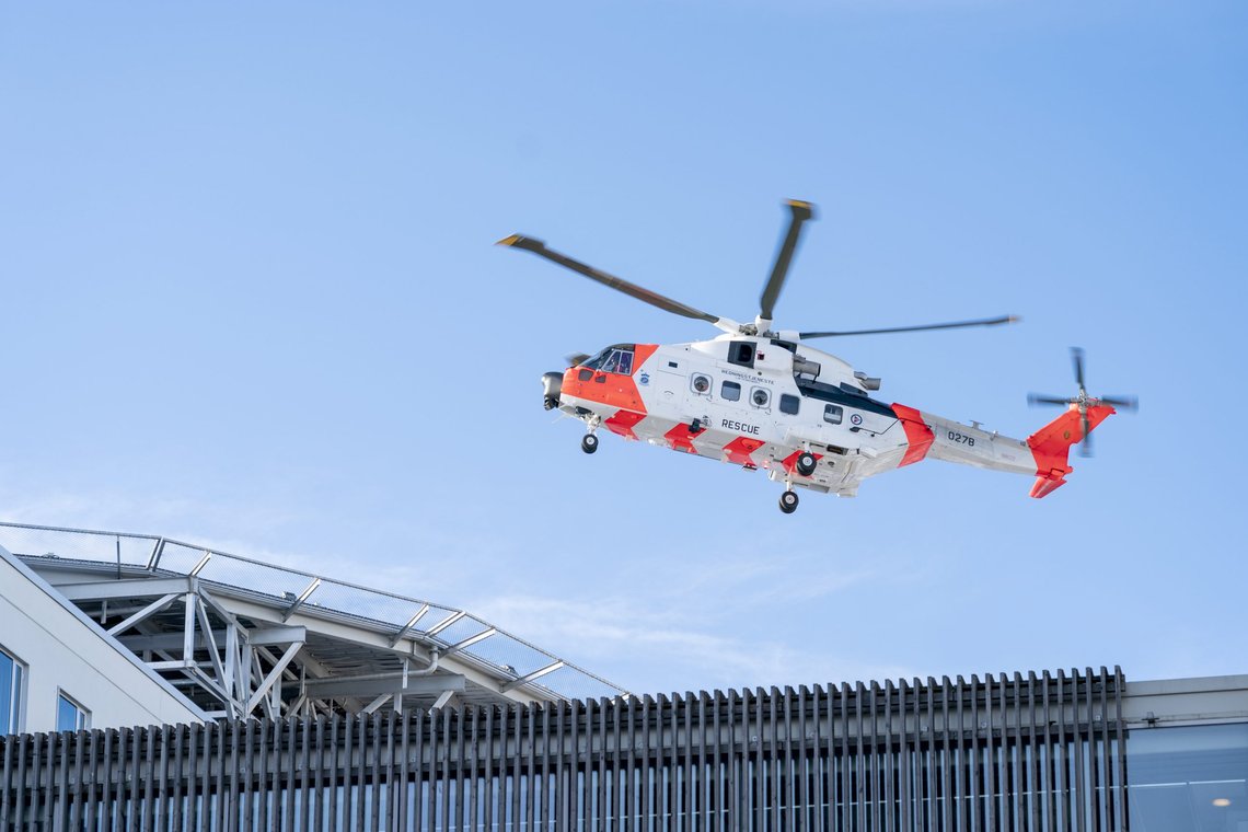 Da SAR-Queen skulle lande ved St. Olavs hospital var lufttrykket så høyt at en ambulanse fikk skader. Foto: Gorm Kallestad / NTB Da SAR-Queen skulle lande ved St. Olavs hospital var lufttrykket så høyt at en ambulanse fikk skader. Foto: Gorm Kallestad / NTB