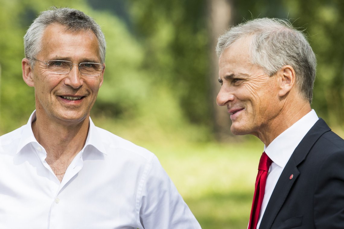 Tidligere statsminister og Ap-leder Jens Stoltenberg sammen med sittende statsminister og Ap-leder Jonas Gahr Støre. Dette bildet er fra 2017. Foto: Jon Olav Nesvold / NTB Tidligere statsminister og Ap-leder Jens Stoltenberg sammen med sittende statsminister og Ap-leder Jonas Gahr Støre. Dette bildet er fra 2017. Foto: Jon Olav Nesvold / NTB