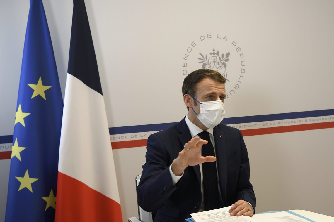 Frankrikes president Emmanuel Macron sier koronastrategien til myndighetene skal gå ut på å plage uvaksinerte til siste slutt. Foto: Nicolas Tucat / pool via AP / NTB Frankrikes president Emmanuel Macron sier koronastrategien til myndighetene skal gå ut på å plage uvaksinerte til siste slutt. Foto: Nicolas Tucat / pool via AP / NTB
