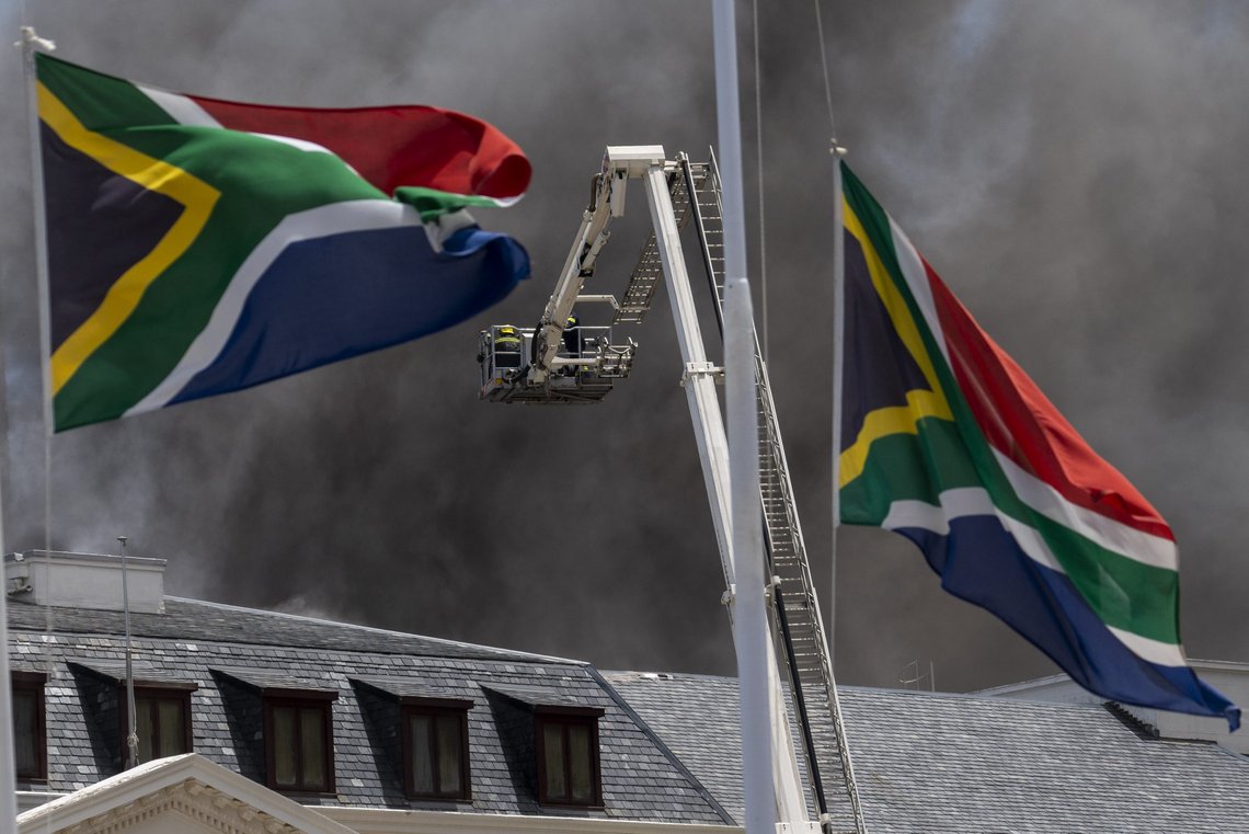 Store brannmannskaper jobbet søndag med å slukke brannen i Sør-Afrikas nasjonalforsamling. Etter seks timer var flammene ennå ikke slukket. Foto: Jerome Delay / AP / NTB Store brannmannskaper jobbet søndag med å slukke brannen i Sør-Afrikas nasjonalforsamling. Etter seks timer var flammene ennå ikke slukket. Foto: Jerome Delay / AP / NTB