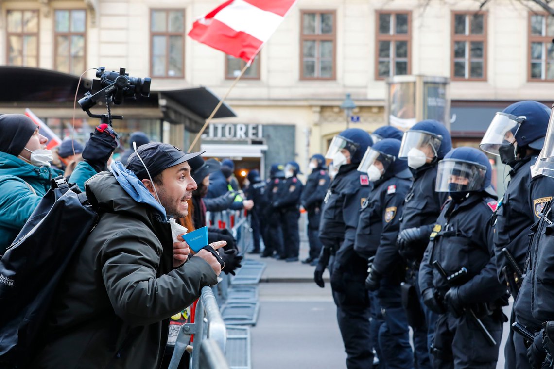 En demonstrasjon mot koronavirustiltakene i Wien 8. januar i år. Foto: Lisa Leutner / AP / NTB En demonstrasjon mot koronavirustiltakene i Wien 8. januar i år. Foto: Lisa Leutner / AP / NTB