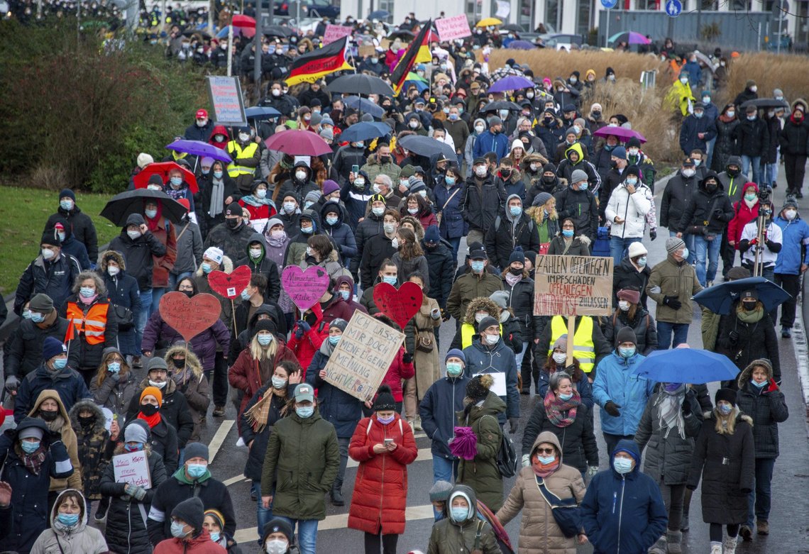 Om lag 1.200 mennesker deltok lørdag i en demonstrasjon i den tyske byen Trier lørdag for å protestere mot myndighetenes koronatiltak. Lignende protester ble holdt i en rekke byer i Tyskland. Foto: Harald Tittel / DPA via AP / NTB Om lag 1.200 mennesker deltok lørdag i en demonstrasjon i den tyske byen Trier lørdag for å protestere mot myndighetenes koronatiltak. Lignende protester ble holdt i en rekke byer i Tyskland. Foto: Harald Tittel / DPA via AP / NTB