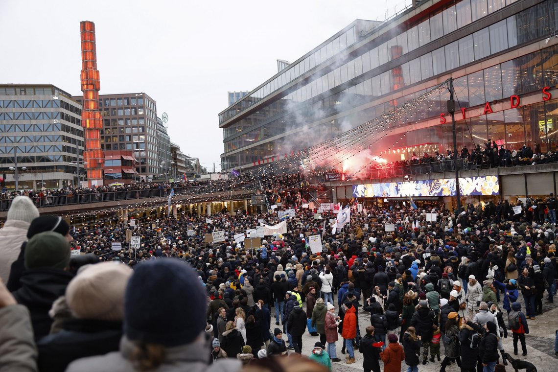 Politiet og medier har en tendens til.å bagatellisere størrelsen på demonstrasjonene mot restriktive tiltak. Billedtekst: Protestors gather to demonstrate against the coronavirus measures including the vaccine pass, in Stockholm, Sweden, Saturday, Jan. 22, 2022. (Fredrik Persson/TT News Agency via AP) Politiet og medier har en tendens til.å bagatellisere størrelsen på demonstrasjonene mot restriktive tiltak. Billedtekst: Protestors gather to demonstrate against the coronavirus measures including the vaccine pass, in Stockholm, Sweden, Saturday, Jan. 22, 2022. (Fredrik Persson/TT News Agency via AP)