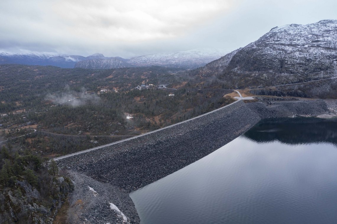 Bykle 20211109.
Fra Agder Energi sine dammer i Bykle i Setesdal og deres kraftproduksjon. Her fra Vatnedalsdammane.
Foto: Tor Erik Schrøder / NTB Bykle 20211109.
Fra Agder Energi sine dammer i Bykle i Setesdal og deres kraftproduksjon. Her fra Vatnedalsdammane.
Foto: Tor Erik Schrøder / NTB