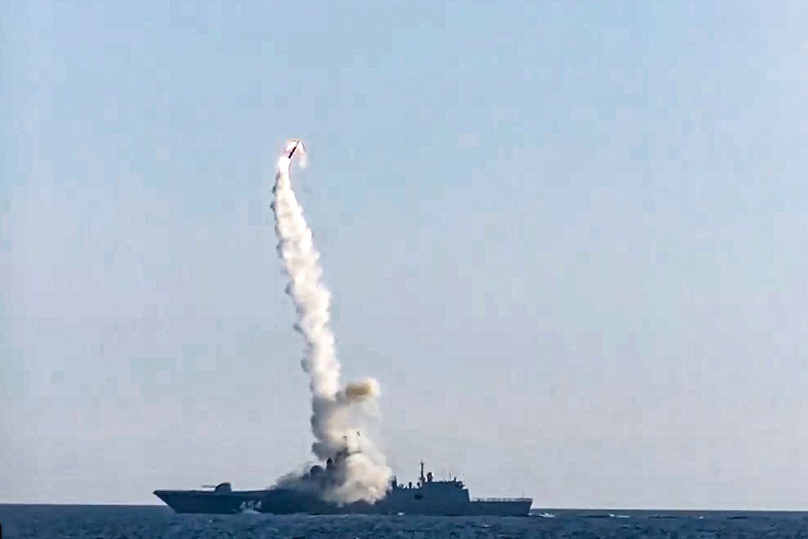 En hypersonisk krysserrakett skytes opp fra et russisk marinefartøy i Kvitsjøen i fjor sommer. Nå varsles det om øvelser i flere havområder. Illustrasjonsfoto: Russlands forsvarsdepartement / AP / NTB En hypersonisk krysserrakett skytes opp fra et russisk marinefartøy i Kvitsjøen i fjor sommer. Nå varsles det om øvelser i flere havområder. Illustrasjonsfoto: Russlands forsvarsdepartement / AP / NTB