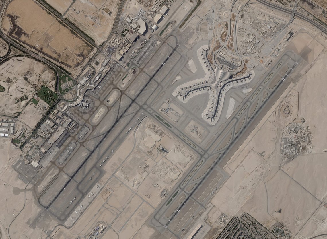Abu Dhabis internasjonale flyplass var et av målene for mandagens droneangrep fra houthiopprørerne i Jemen. Foto: Planet Labs PBC / AP / NTB Abu Dhabis internasjonale flyplass var et av målene for mandagens droneangrep fra houthiopprørerne i Jemen. Foto: Planet Labs PBC / AP / NTB