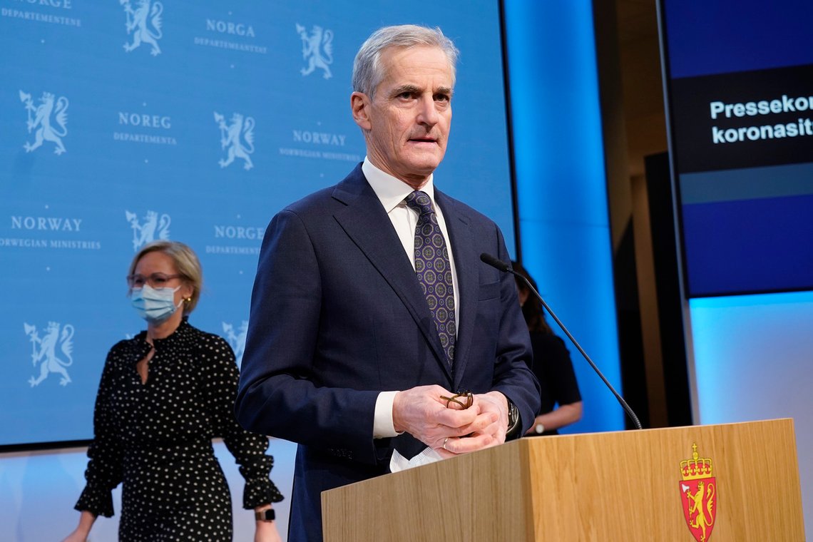 Statsminister Jonas Gahr Støre (Ap) og helse- og omsorgsminister Ingvild Kjerkol (Ap) under pressekonferansen om koronasituasjonen torsdag. Foto: Terje Bendiksby / NTB Statsminister Jonas Gahr Støre (Ap) og helse- og omsorgsminister Ingvild Kjerkol (Ap) under pressekonferansen om koronasituasjonen torsdag. Foto: Terje Bendiksby / NTB